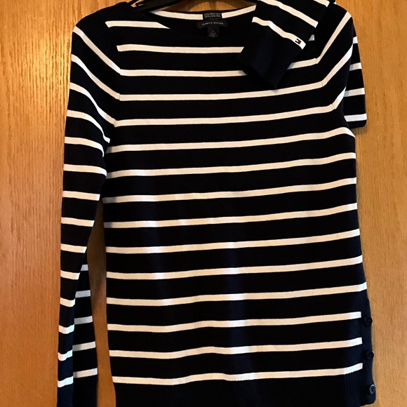 Tommy Hilfiger Women cotton sweater. Good for cool and warm weather. - Picture 2 of 3